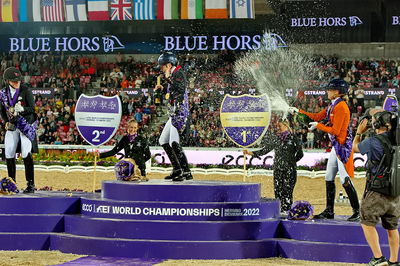 Dressage
Dressage kûr
Keywords: lap of honour;pt;cathrine laudrup-dufour;charlotte fry;dinja van liere;champane fight