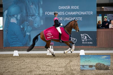 Blue Hors
4 års finale dressur
Keywords: anne-mette strandby hansen;valerie b;lap of honour