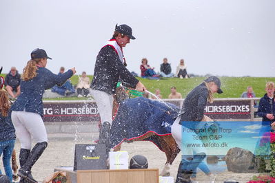 2. Kval. og Finale af Agria DRF Mesterskab U21 præsenteret af TG Horseboxes - S12. Kval. og Finale af Agria DRF Mesterskab U25 præsenteret af PAVO Springning Heste
Keywords: dm;pt;theodor wildfang just linde;frida munk lassen;josefine sandgaard moerup;lap of honour